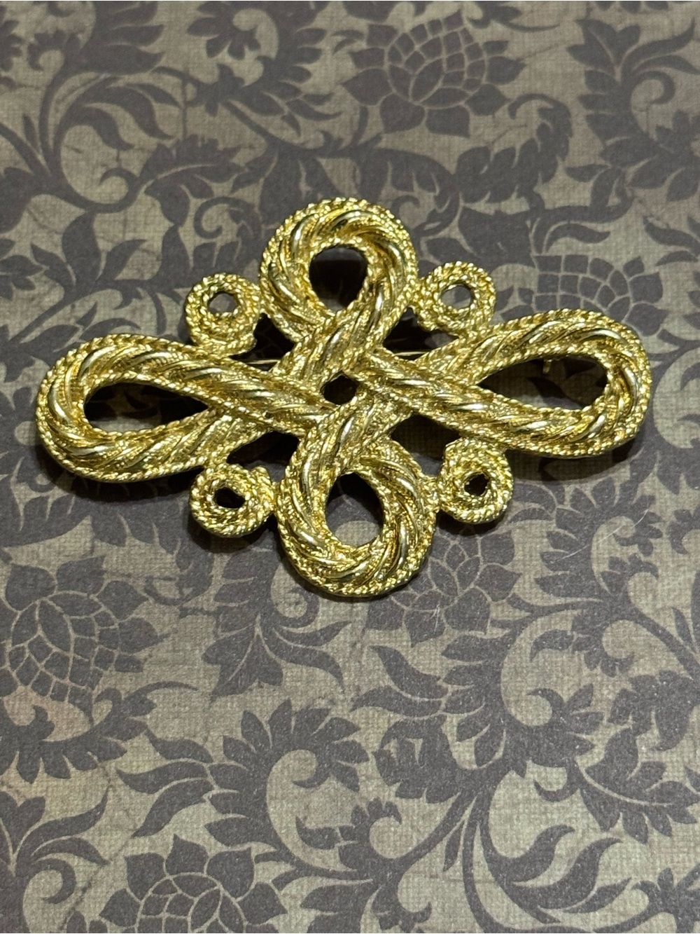 VINTAGE GOLD TONE KNOT BROOCH